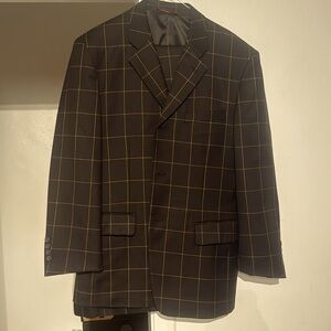 This is a 2 piece 100% wool men suit.